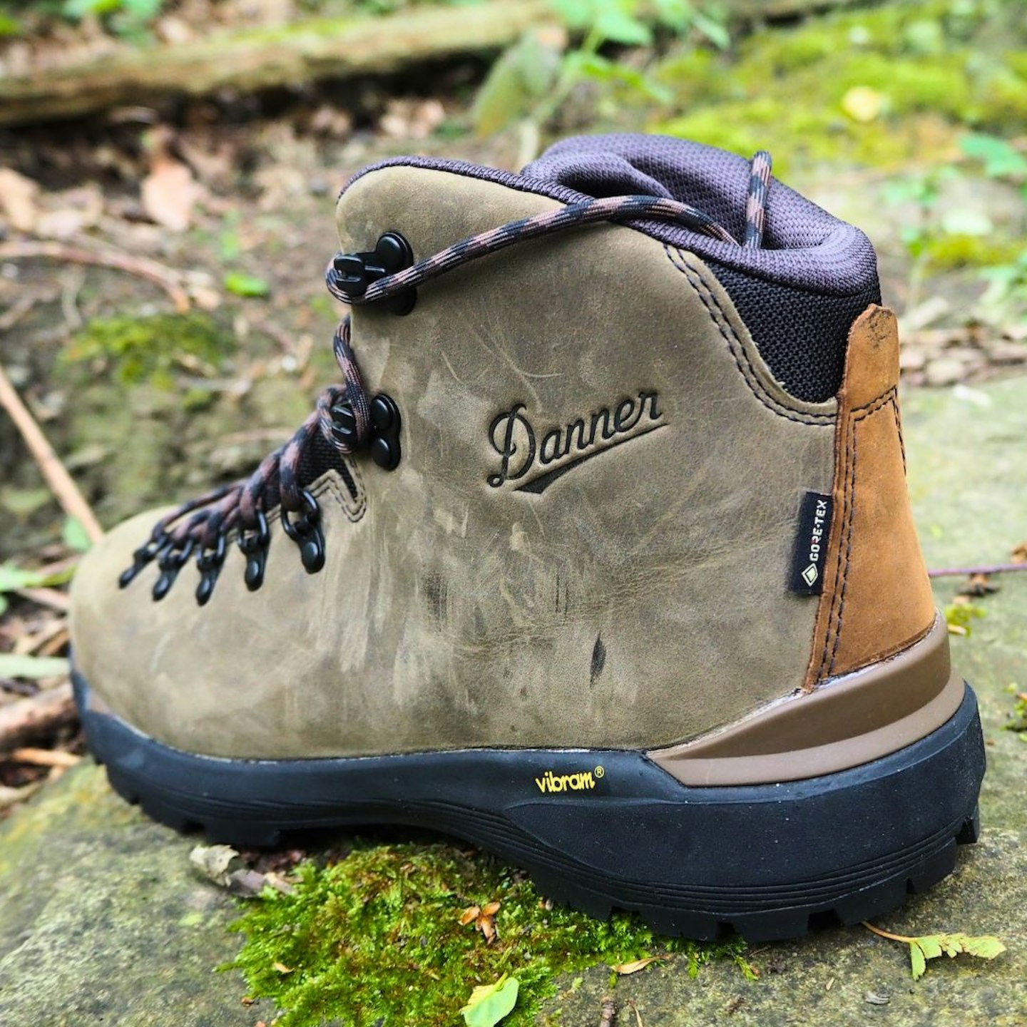 Rear 3/4 view of Danner Mountain 600 EVO sowing cuff and heel