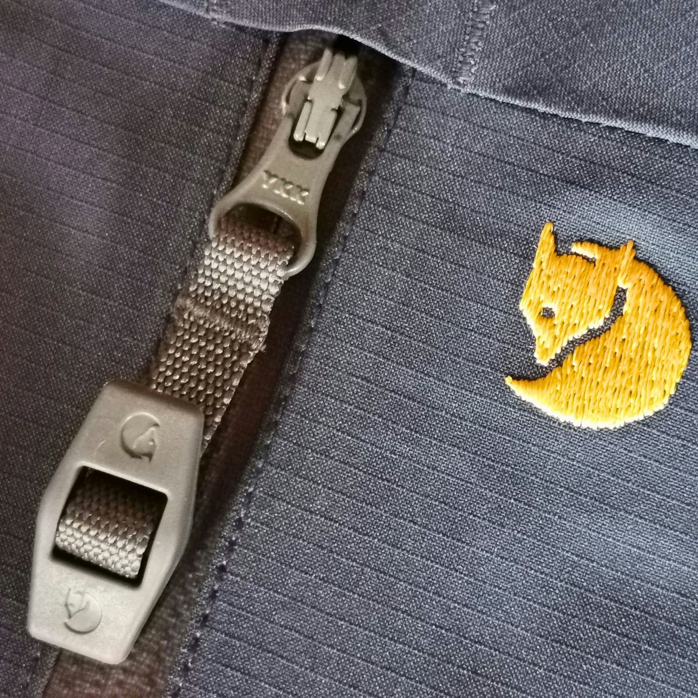 Fjällräven Bergtagen Eco-Shell zip tab