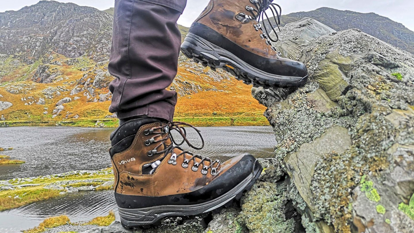 Lowa Tibet GTX on test, climbing a rock