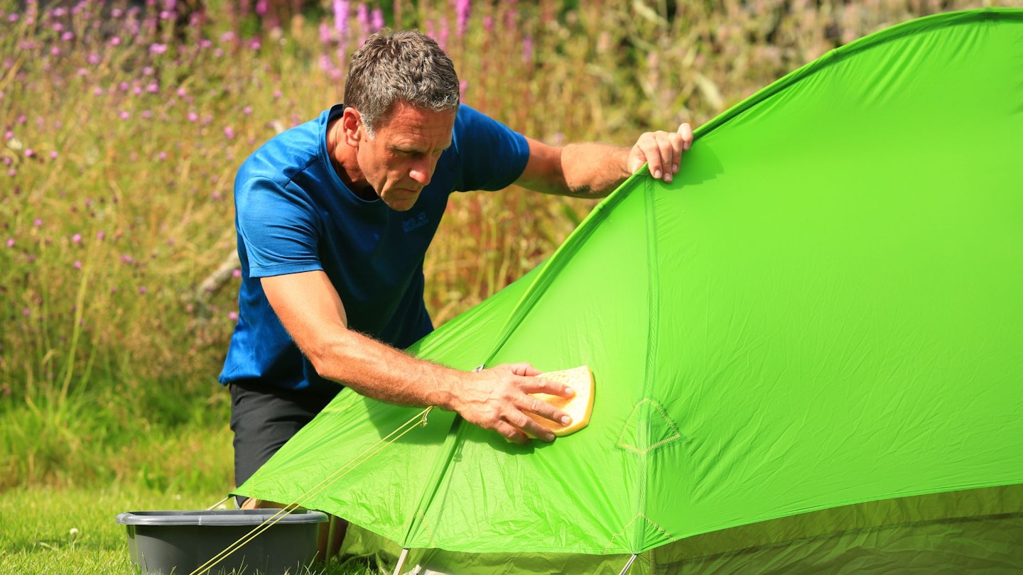 Tom sponges the outside of the tent: how to clean a tent