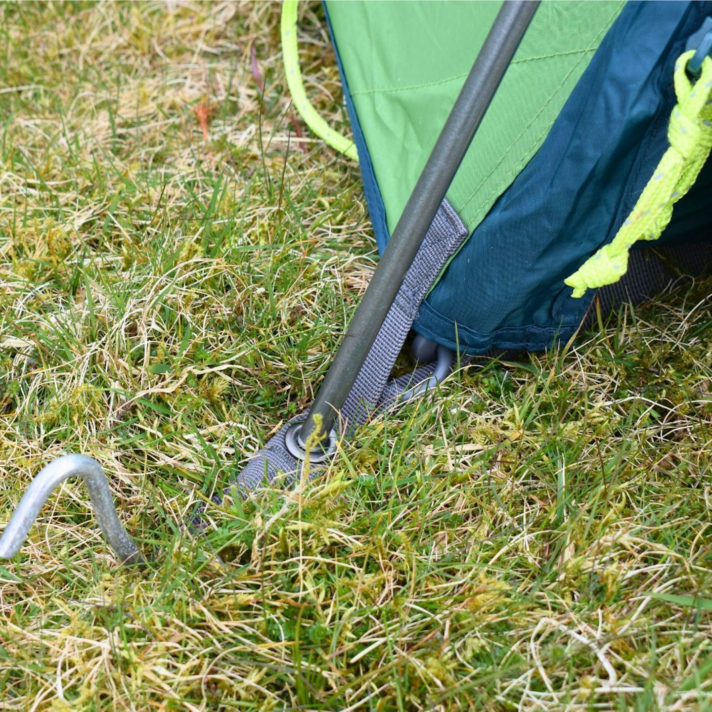 Vango Apex Compact 200 pole and peg